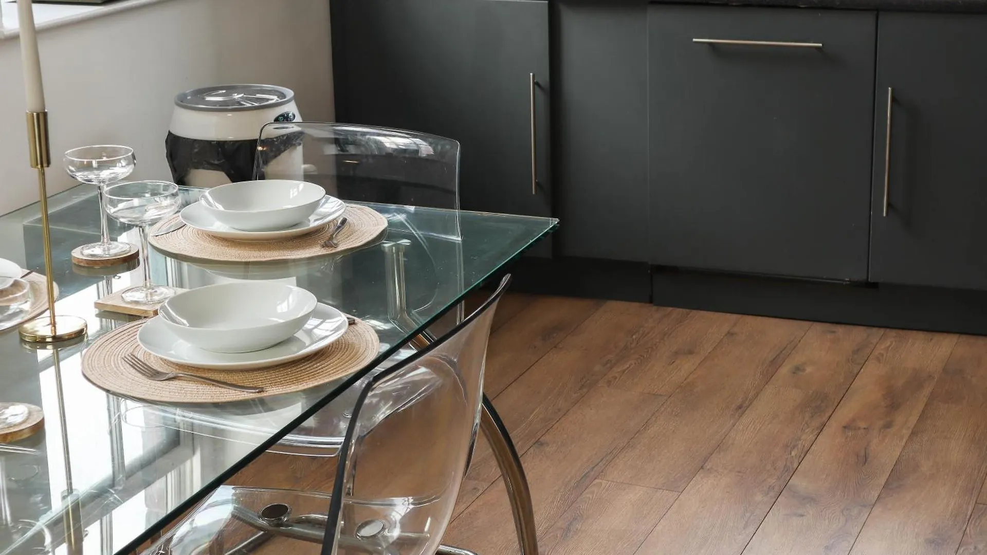 Beautiful 2 Bed Apartment - City Centre - Free Private Parking - Perfect For Families And Professionals Leeds  0*, Leeds (West Yorkshire)